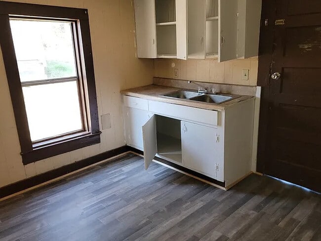 Building Photo - 2 Bedroom 1 Bathroom
