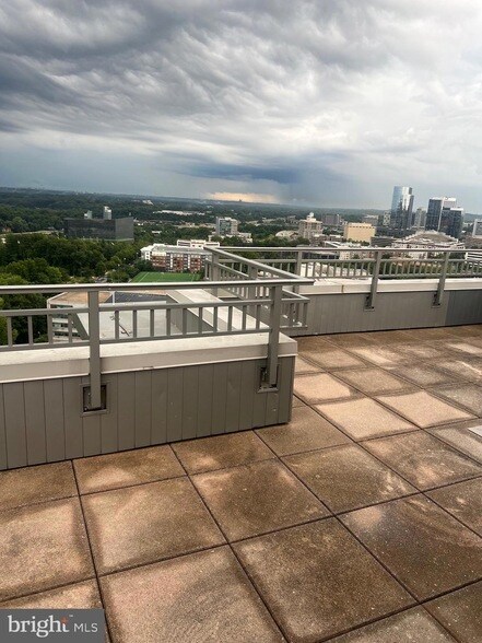 Building Photo - 8220 Crestwood Heights Dr