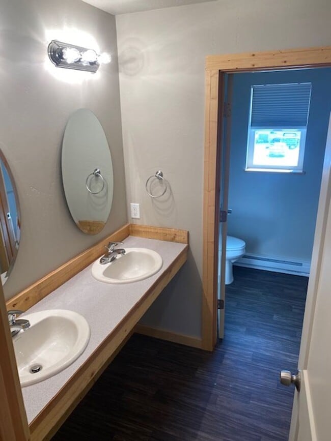 Building Photo - Newer Build - Immaculate 4-5 bed 3.5 Bath Townhouse