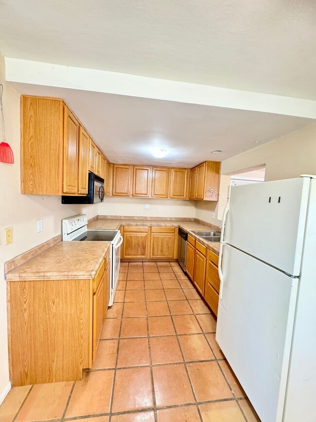 Building Photo - Come soon! 2 Bedroom home