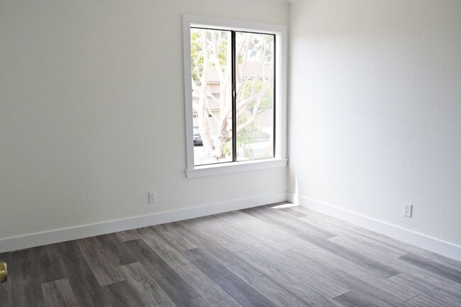 Building Photo - Flexible Lease Terms! Stunning 4BR/2.5BA Two-Story Renovated Townhome in UTC!