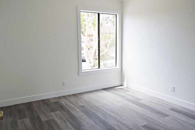 Building Photo - Price Reduced! Stunning 4BR/2.5BA Two-Story Renovated Townhome in UTC!