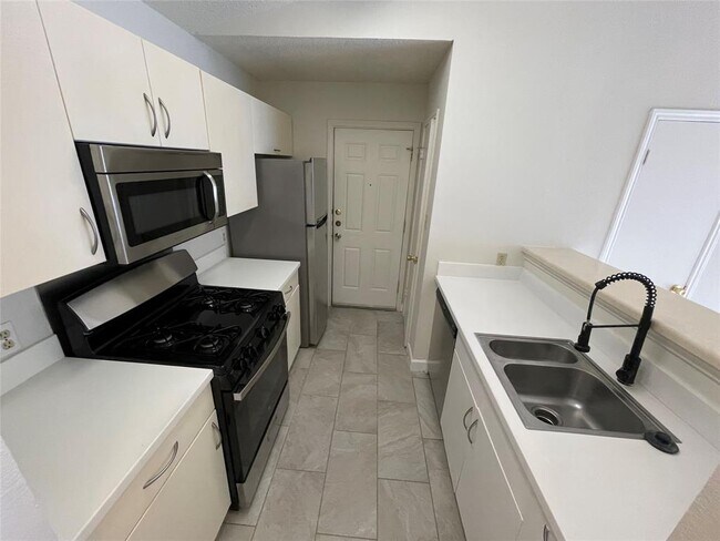 Building Photo - 2031 Redwing Way
