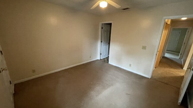 Building Photo - Townhouse For Rent