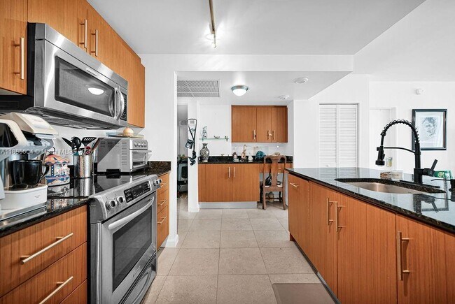 Building Photo - 10275 Collins Ave