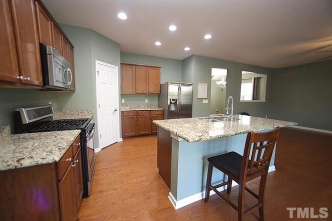 Building Photo - Spacious Home w/ Private Backyard