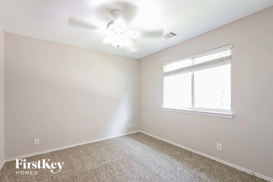 Building Photo - 315 Willow Grove Dr