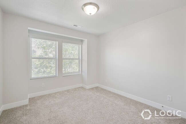 Building Photo - Beautiful Townhome in Amazing Location.