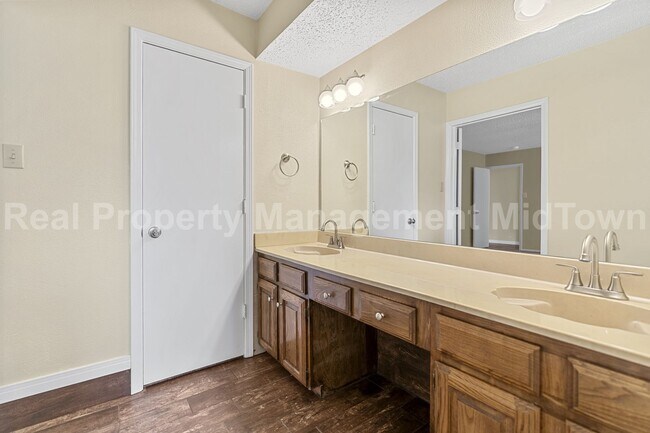 Building Photo - Charming 3-Bedroom Home Just Minutes from ...