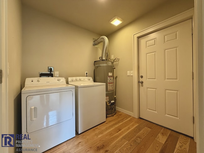Building Photo - Spacious & Modern 3BR/2BA Home in Quiet Hillsboro Neighborhood