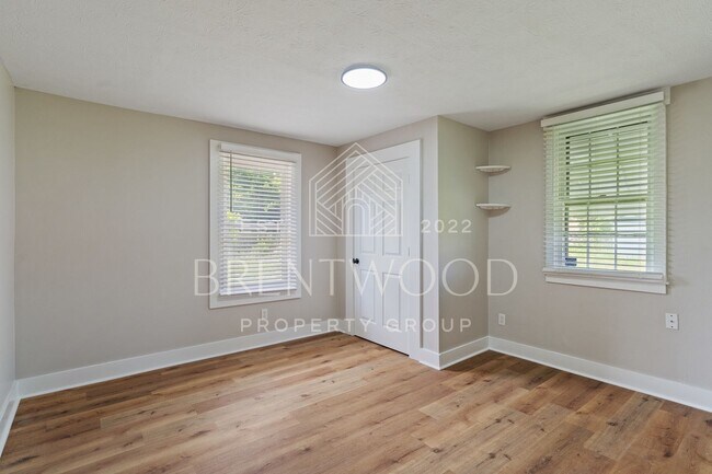 Building Photo - Charming 3-Bed Home Close to Parks & Trails