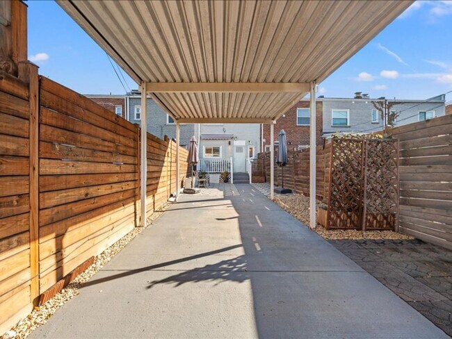Building Photo - Distinctive Two Bedroom Beauty in Deanwood