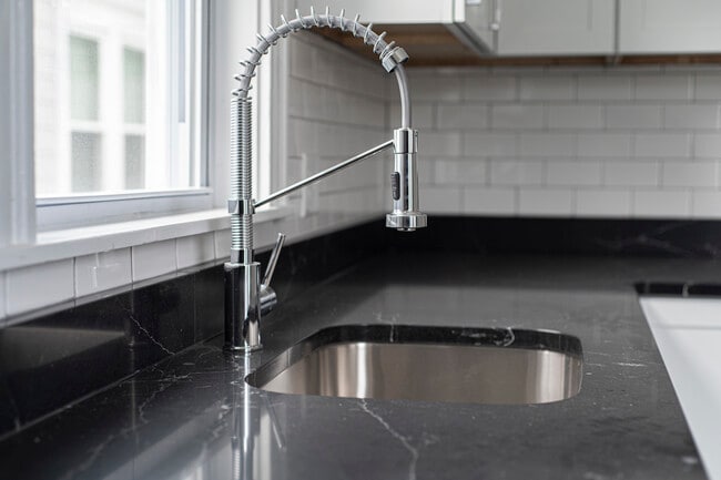 Building Photo - 5 Vale St