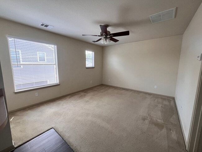 Building Photo - 1bed/1bath Garage Apartment