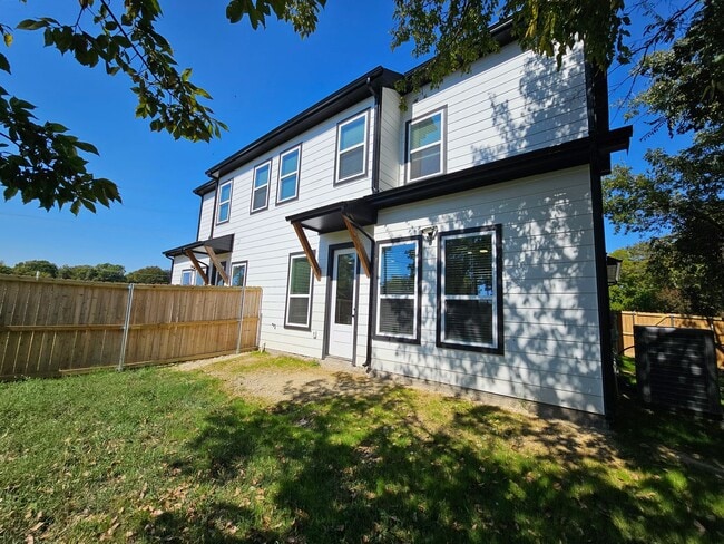 Building Photo - Available now ready for immediate move in ...