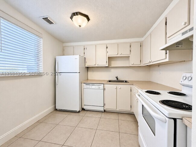 Building Photo - 13707 SW Kendale Lakes Cir