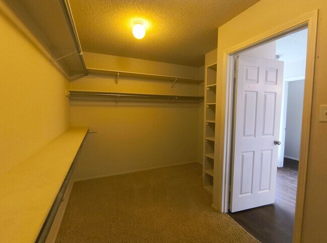 Building Photo - Nice and Spacious 3 bedroom, 2 bath home in Southland!