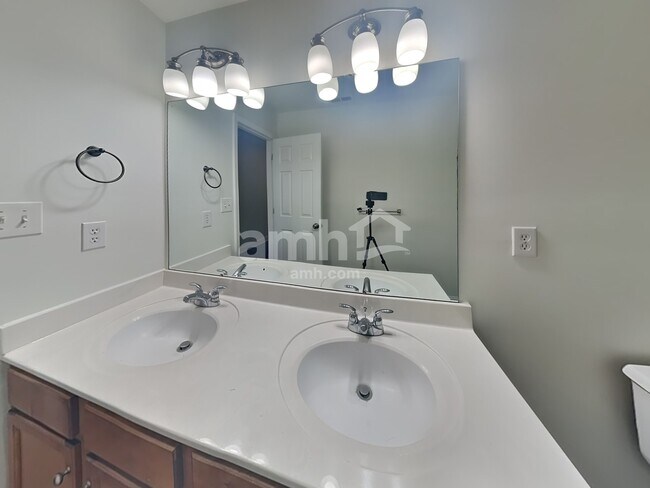 Building Photo - 1005 Theodore Ln