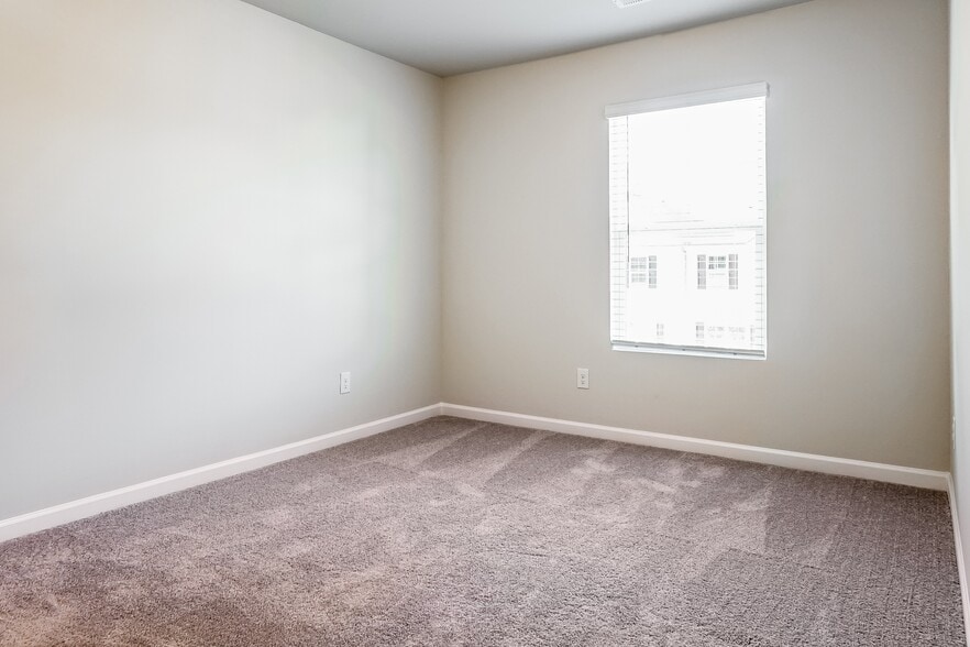 Building Photo - 2847 Saratoga Lake View