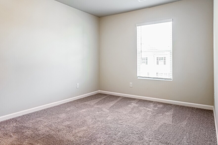 Building Photo - 2851 Saratoga Lake View