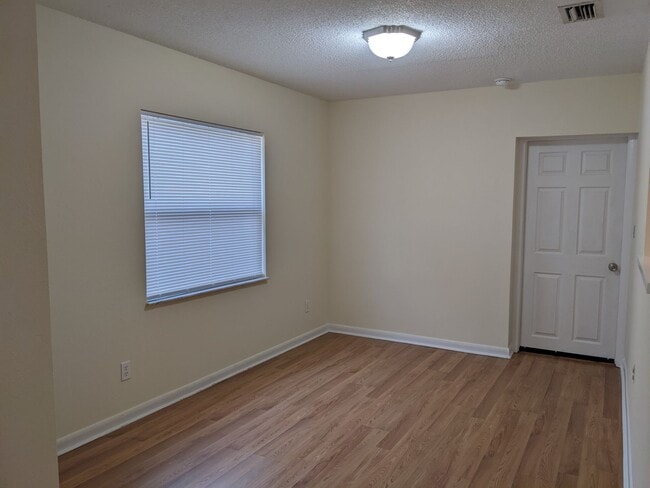 Building Photo - 2054 Los Lomas Dr