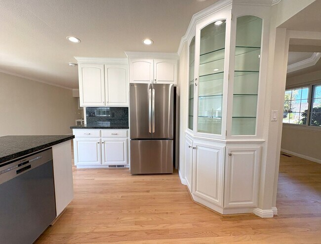 Building Photo - Beautifully Updated 4-Bedroom Home in Prime Mountain View Location!