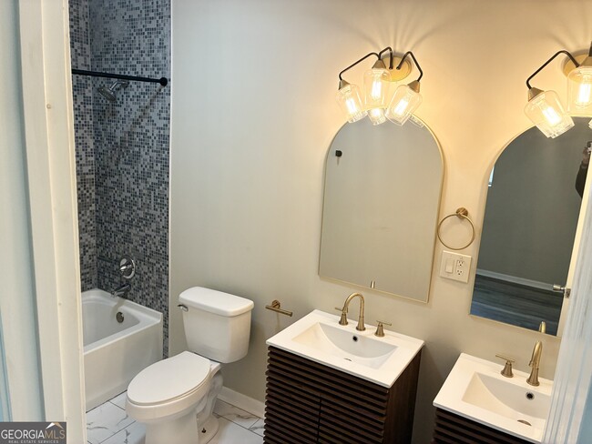 Building Photo - 1097 Fortress Ave SW