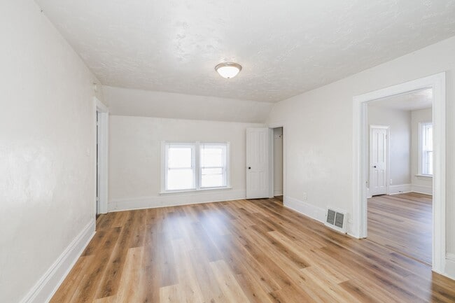 Building Photo - 35 W 14th Ave