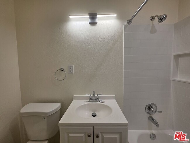 Building Photo - 2400 Vanderbilt Ln