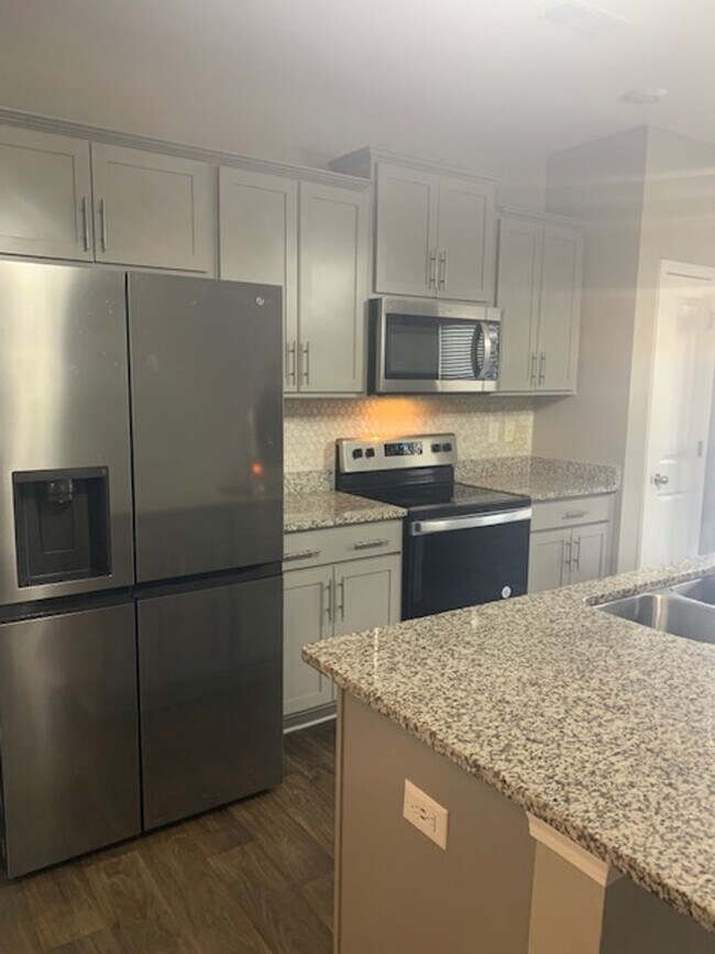 Building Photo - Townhouse