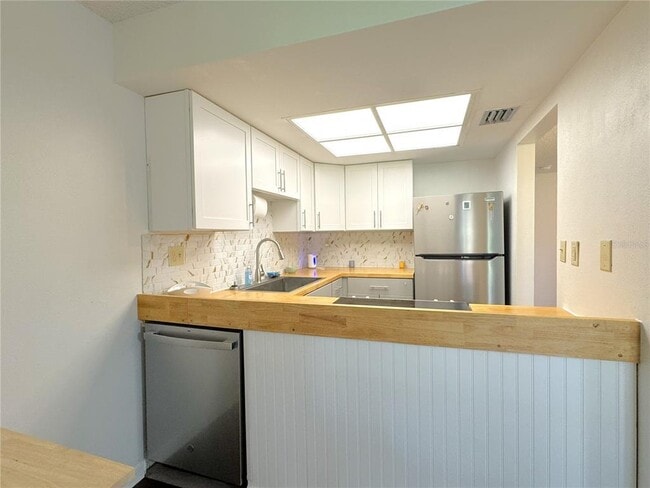 Building Photo - 2400 Forest Dr