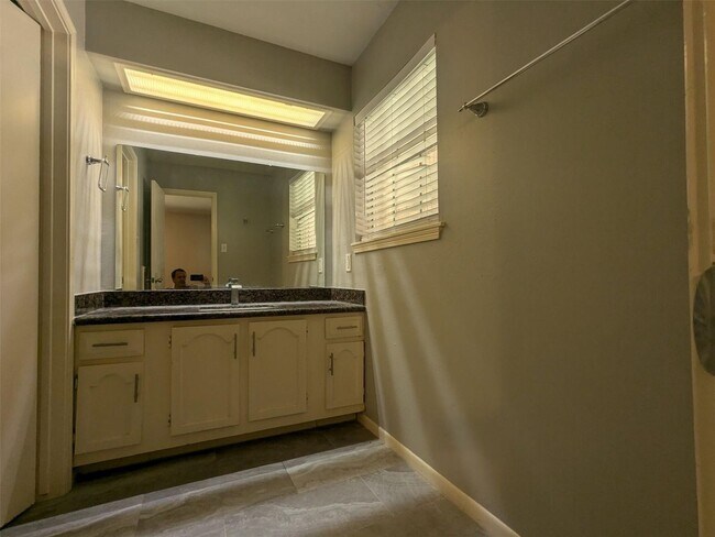 Building Photo - MOVE-IN READY 4 BED/ 2.5 BATH HOME IN MIDD...