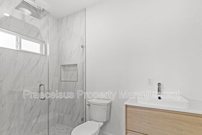 Building Photo - 641 Del Mar Ave