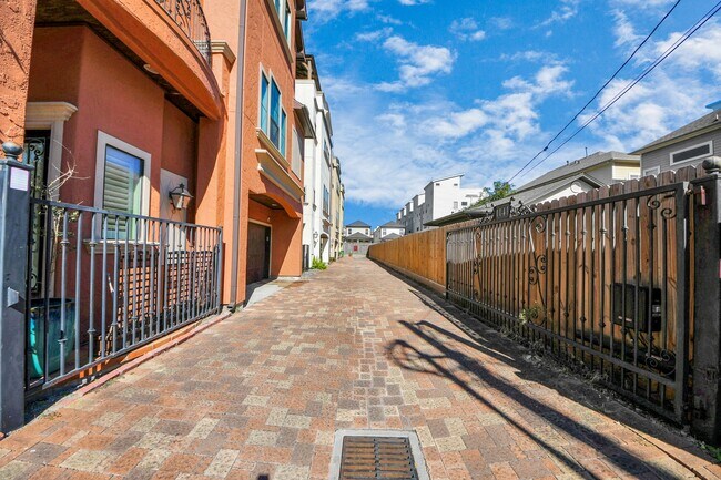 Building Photo - 1141 W 23rd St