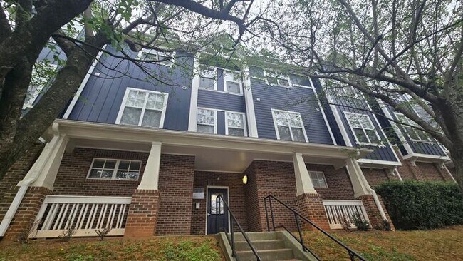 Building Photo - Charming 2 Bed, 2 Bathroom city Retreat Near Uptown Charlotte & Greenway Access