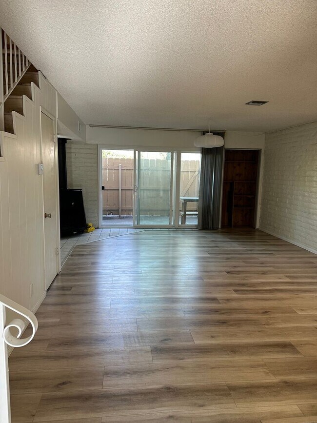 Building Photo - 2 Bedroom Condo - La Mesa