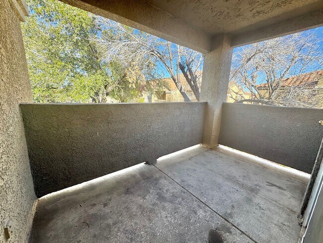 Building Photo - ***AMAZING WELOME DEAL!! $600 OFF FIRST MONTHS RENT IF MOVED IN 2 WEEKS!!**  Lovely 2 Bedroom/2 B...