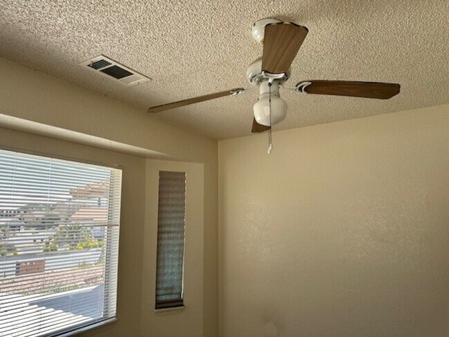 Building Photo - Charming 3-Bedroom in Spring Valley Lake
