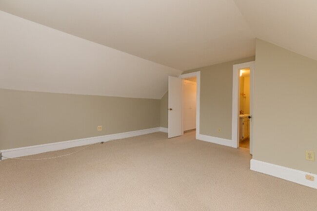 Building Photo - 11 Montague Pl