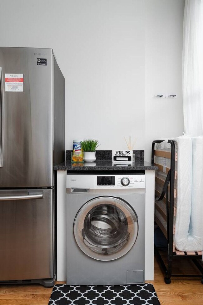 Building Photo - 2724 W Division St