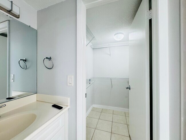 Building Photo - 6323 La Costa Dr