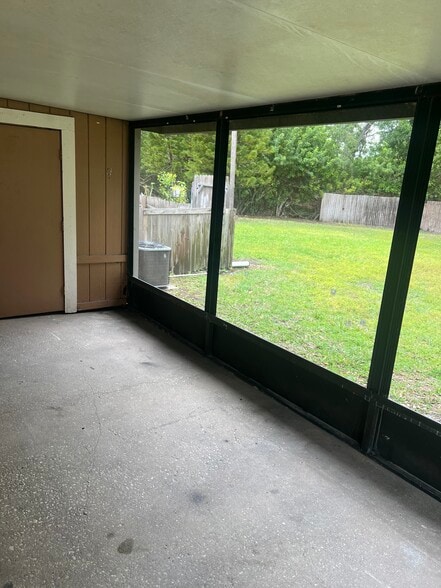 Building Photo - 10101 Lake Oak Cir