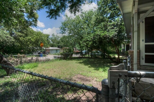 Building Photo - P1-4614 Bennett Avenue  Austin, TX 78751