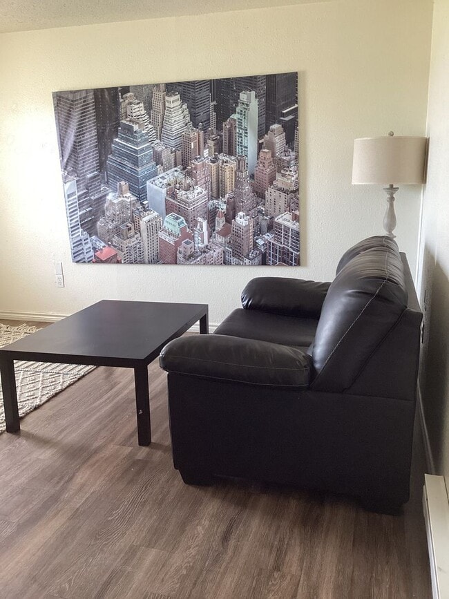 Building Photo - 2 Bed 1 bath Apartment  on Quiet Street and Close to ENMU!