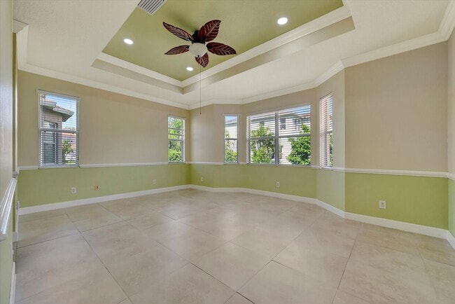 Building Photo - Convenient Central Location - 4 Bedroom + Den , 2 Bathroom Home