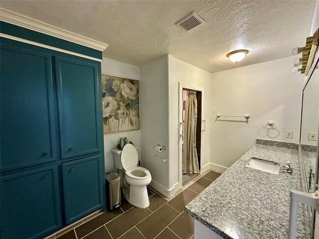 Building Photo - 530 Edgebrook Dr