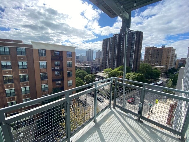 Building Photo - Luxury Living by the Lake | 2BR/2BA Condo in Uptown Chicago - Available August 1st!