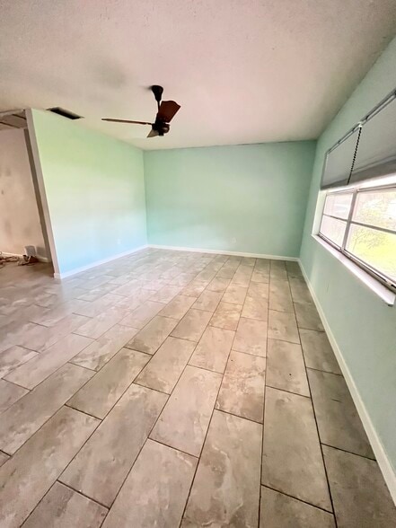 Building Photo - 905 N Crystal Ter