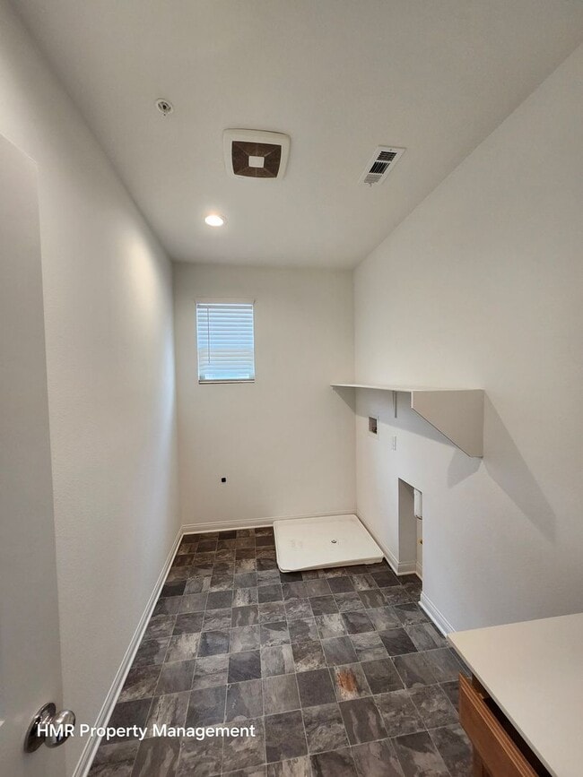 Building Photo - Beautiful two story 5 bedroom in ontario R...