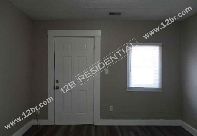 Building Photo - 2-Bed 1-Bath Lower Apartment in East Toledo